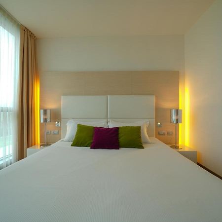 Pisa Tower Plaza Hotel Exterior photo A room at the hotel